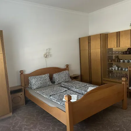 アパート Viktor Apartmanhaz